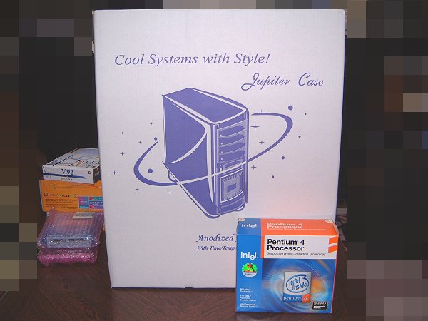 [写真：箱に入ったPCケース。]