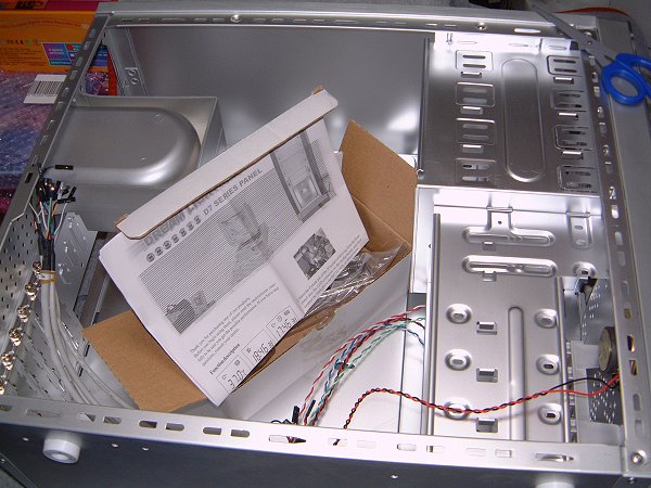 [写真：PCケースの中の様子。]