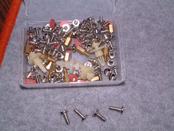 [写真：自作PCのネジ類。ミリネジとインチネジ。いろいろあります。]