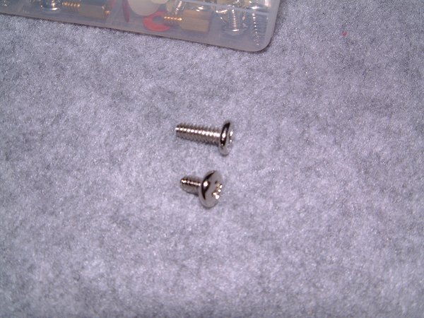 [写真：ミリネジとインチネジ]