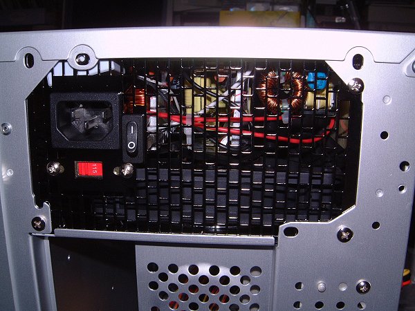 [写真：ＰＣケースに電源取り付け完了の状態。左上のネジはあきらめた。]