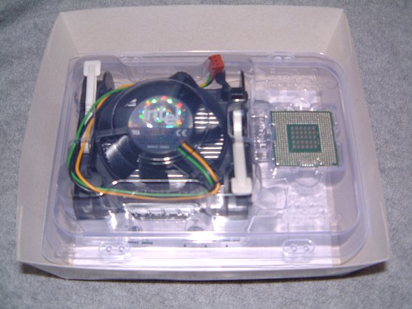 [写真：インテル純正CPU。CPUクーラーが付いています。]