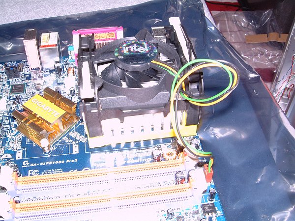 [写真：CPUクーラーを取り付けた状態]