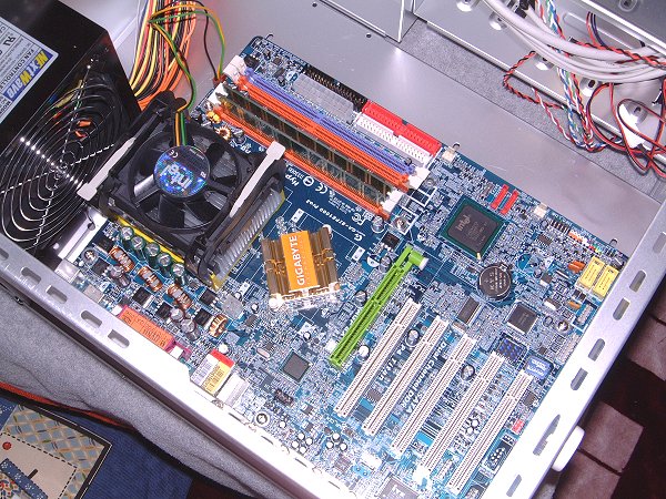 [写真：マザーボードを取り付けたPCケース。]