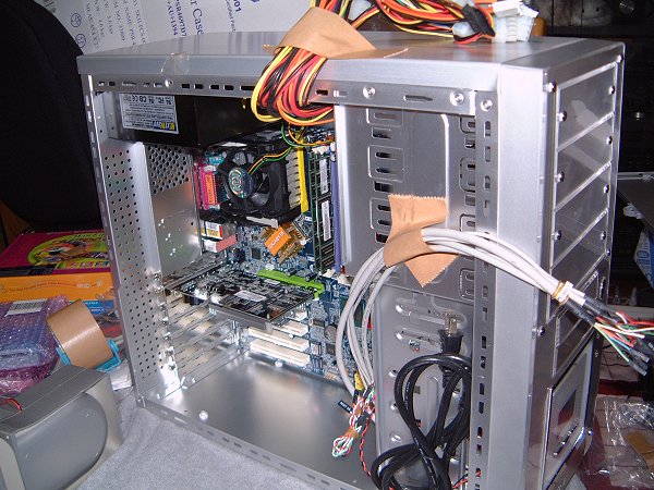 [写真：マザーボードにビデオボードを取り付けた。]