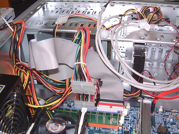 [写真：ケーブル接続に悪戦苦闘（１）。]