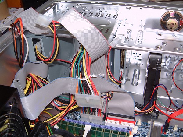 [写真：ケーブル接続に悪戦苦闘（２）。]