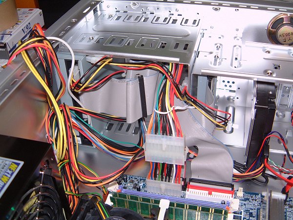 [写真：ケーブル接続に悪戦苦闘（３）。]