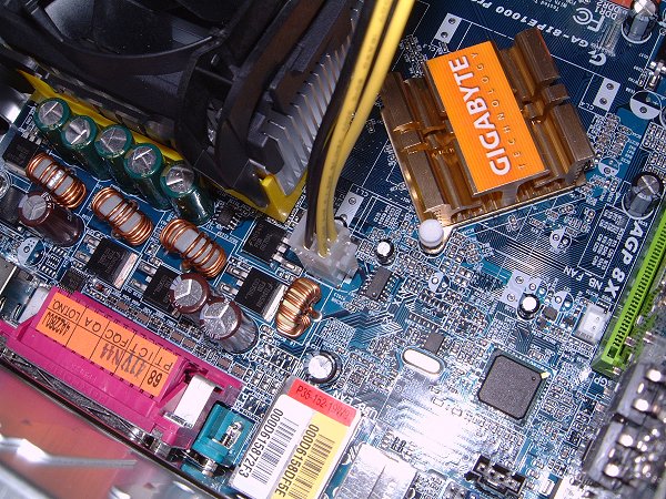 [写真：ATX12V電源コネクタに接続。]