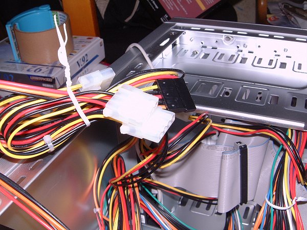 [写真：余ったケーブルを結束した状態。]