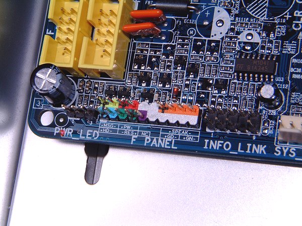 [写真：マザーボードの接続位置。]