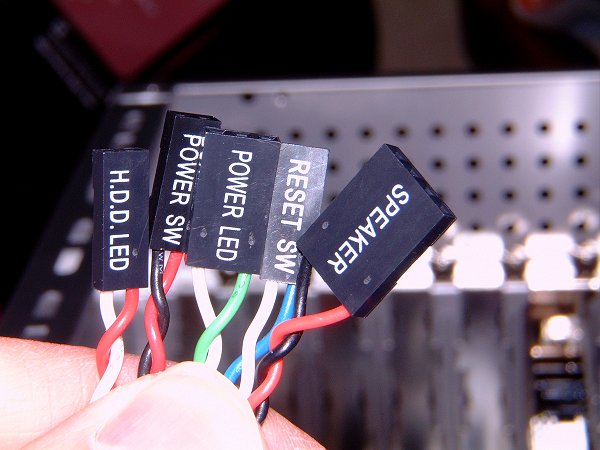 [写真：ケース搭載のLEDやスイッチ類。]