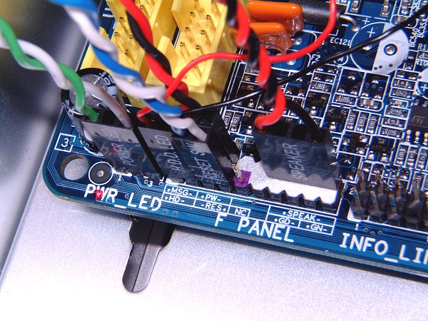 [写真：ケース搭載のLEDやスイッチ類をマザーボードに接続した状態。]