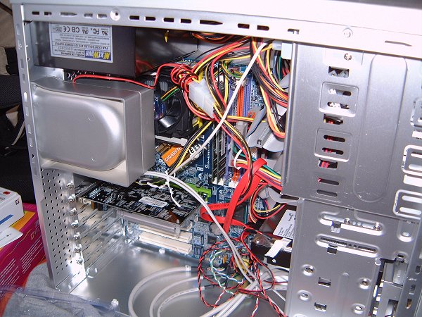 [写真：自作パソコン組み立て完了（本体）！]
