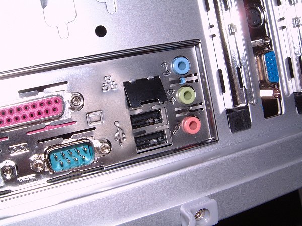 [写真：LANケーブルを差し込み口がない？]