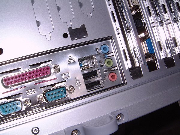 [写真：LANケーブルを差し込み口をあけた状態。]